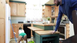 Gözlüklü Hizmetçi Temizlik Yaparken Patronu Amcığını Sikti – Porno Tadında Sert Sikiş